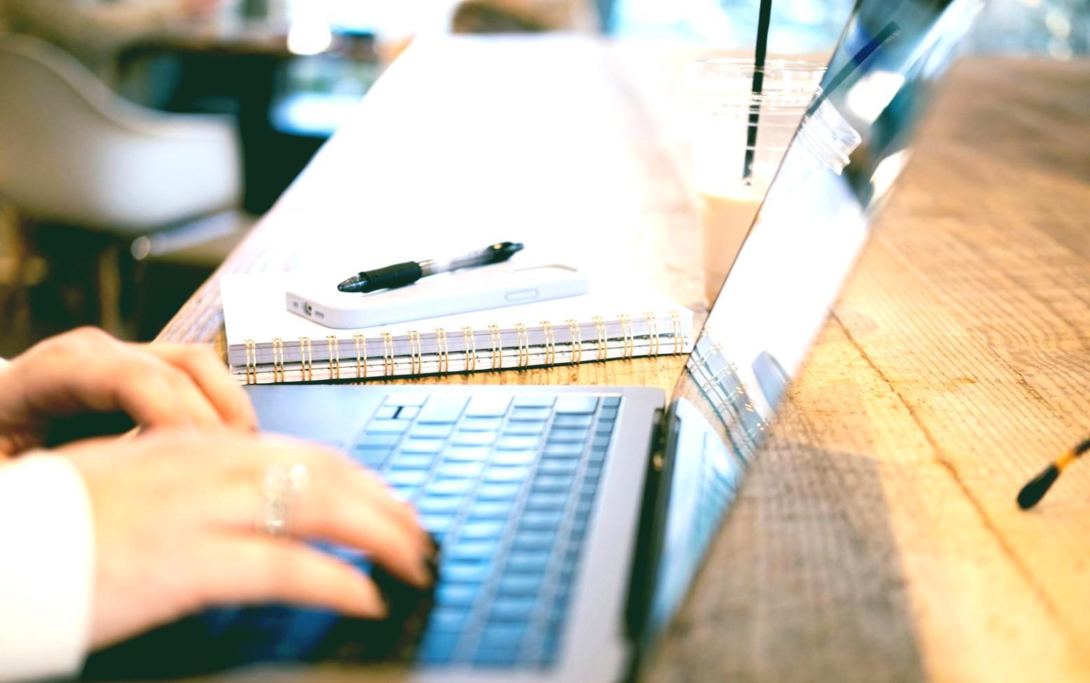 Ilustrasi proses belajar trading yang terstruktur dan realistis