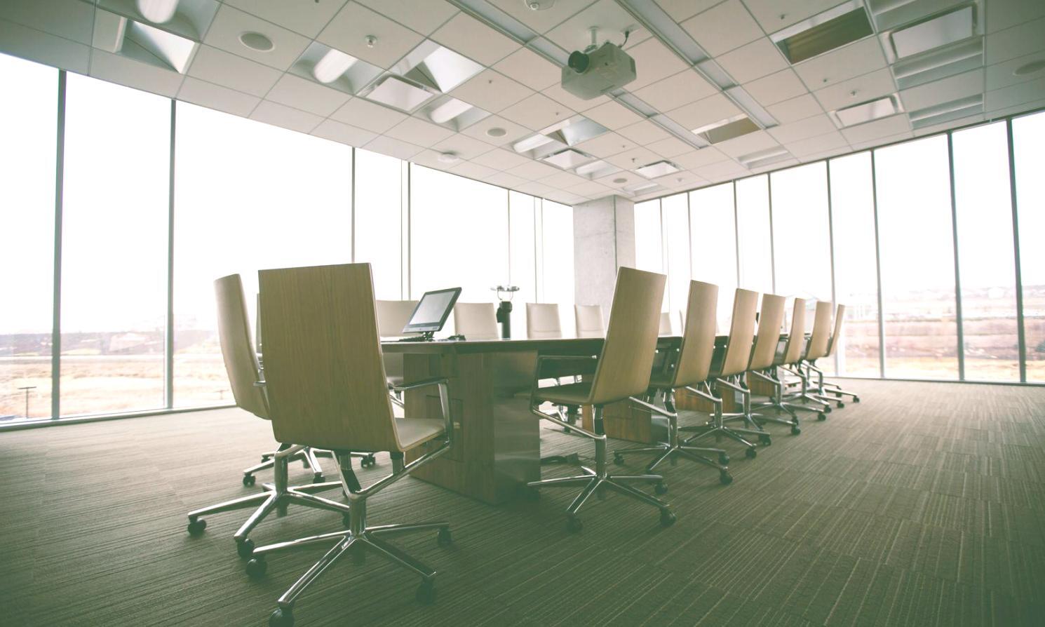 Suasana ruang kerja profesional tim Boss Capital Principal yang fokus pada analisis trading dan edukasi position sizing